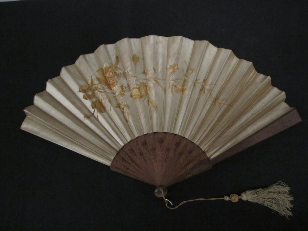 Vouwwaaier, montuur van donkerbruin hout, blad van beige/groen satijn met geel/bruin borduursel van…