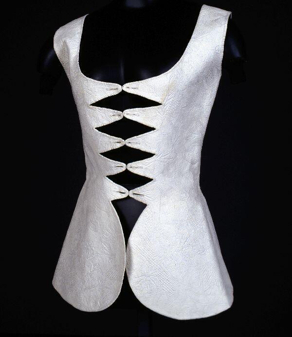 Mouwloos lijfje, zogenaamde 'camisole', van wit linnen of katoen in linnenbinding, doorgestikt in…