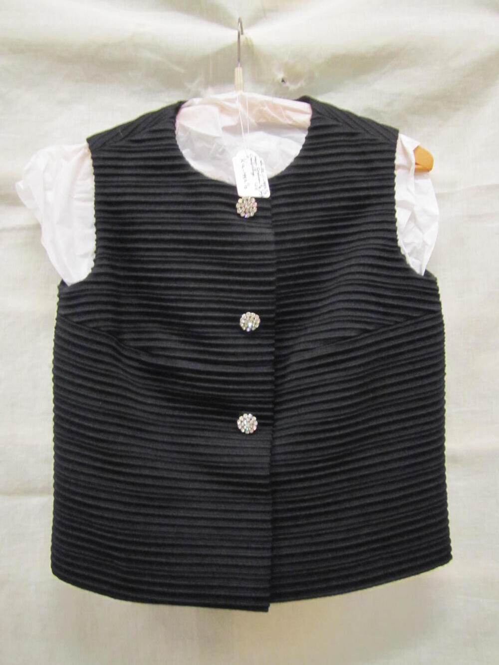 Mouwloos vestje, model gilet van zwarte gemengde wol met ingeweven ribbels, onderdeel van…