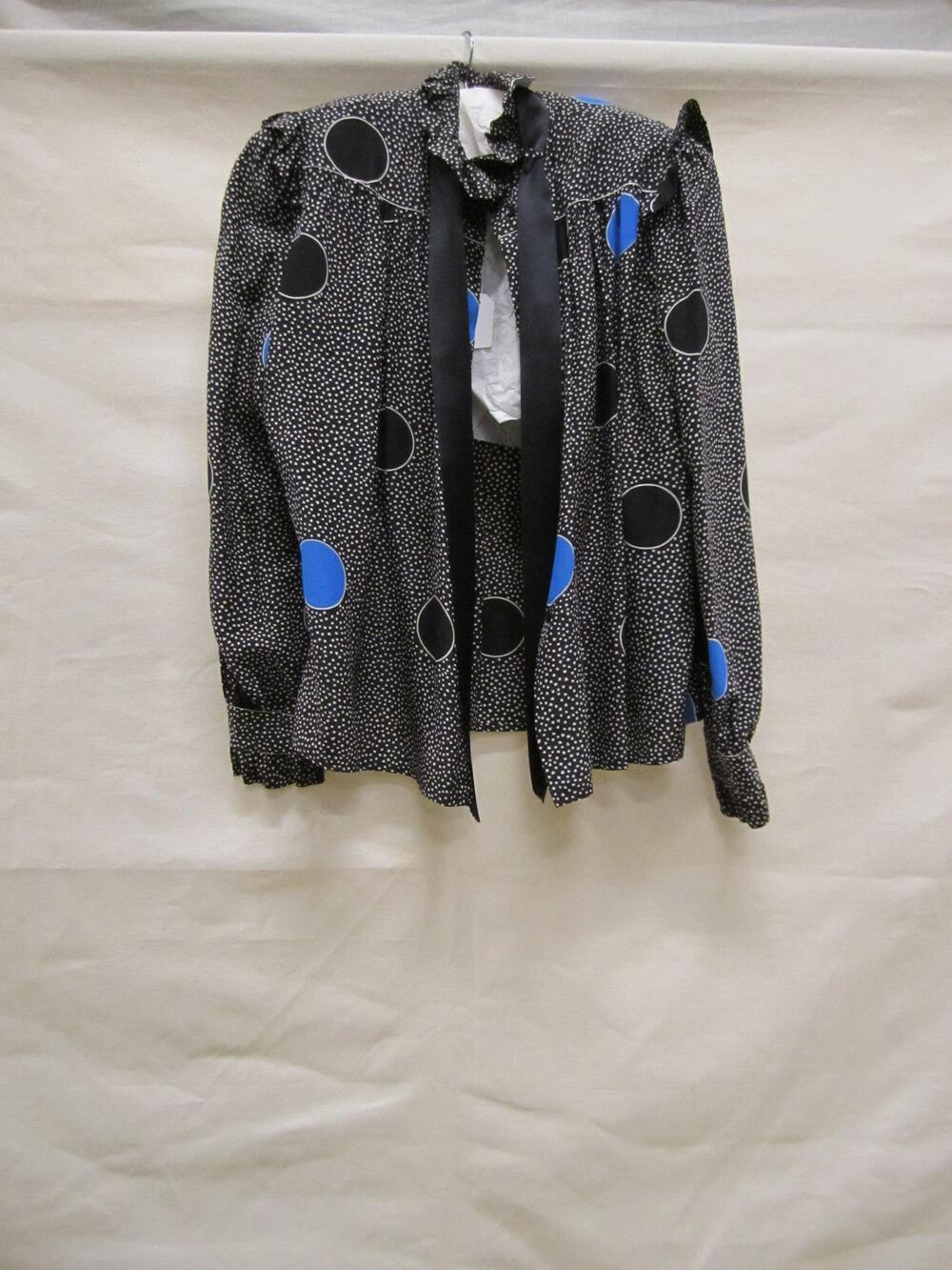 Blouse van zwarte zijde bedrukt met witte sterretjes en zwarte en blauwe cirkels