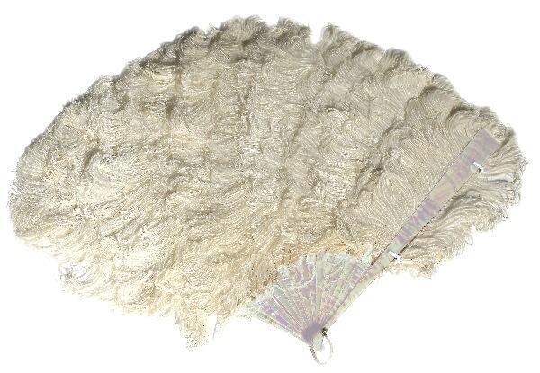 Waaier, witte struisveren op parelmoeren montuur