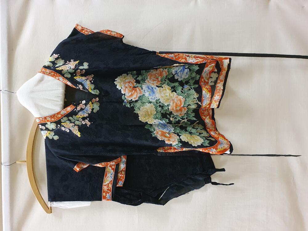 Pyjama, zwarte zijde met ingeweven bloem, deze zwarte zijde bedrukt met bloemen en vlinders in rood…