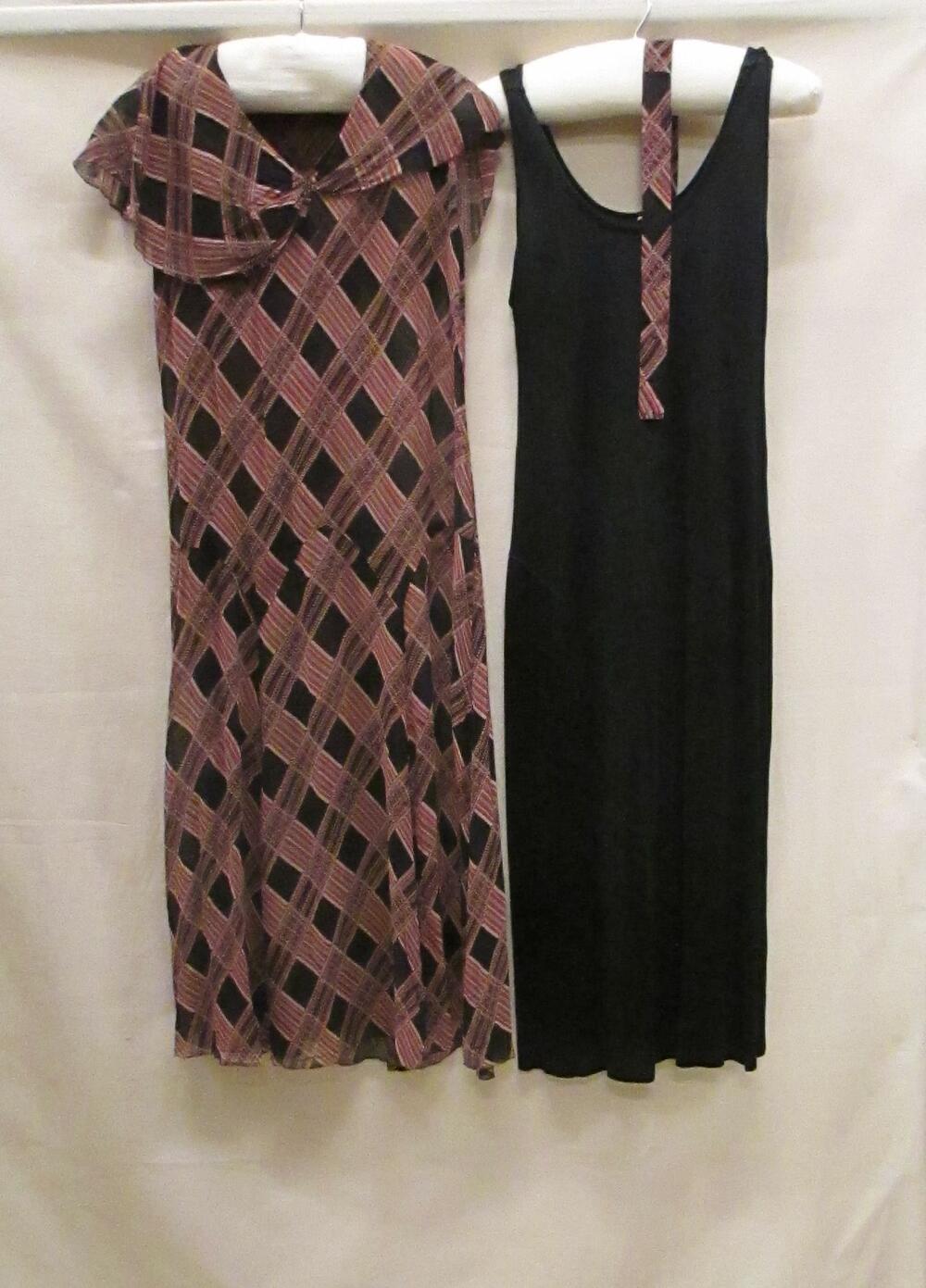 1) Jurk van crêpe-georgette, zwart fond bedrukt met motieven in rood, grijs, zwart en beige…