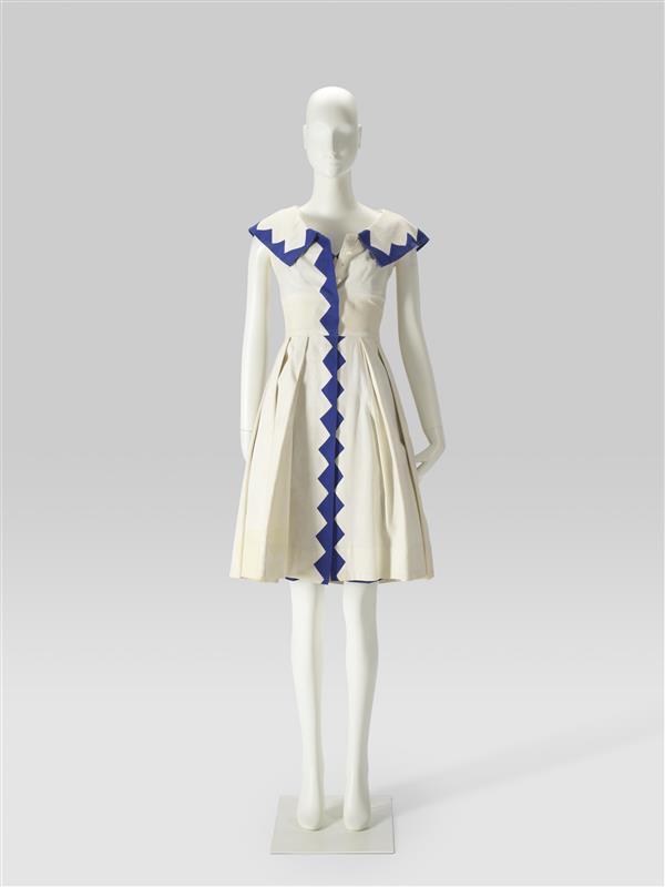 Sportensemble bestaande uit jurk, bustier en piratenbroek van wit en blauw piquékatoen, model …