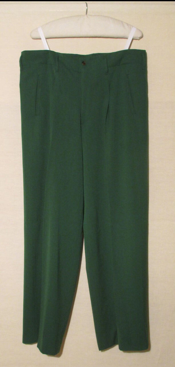 Pantalon (man) van groen katoen. Bandplooimodel met zakken en riemlussen