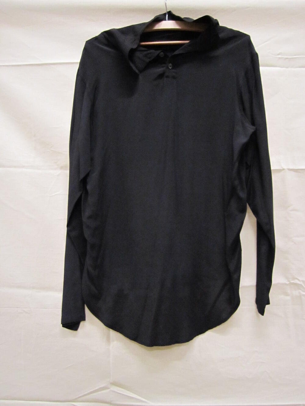Blouse van zwarte viscose, hoge knoopsluiting doorlopend in kraag