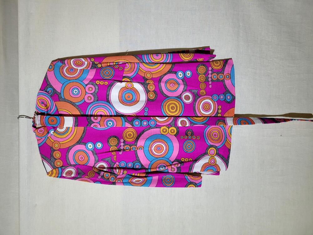 Blouse met ceintuur, polyamide bedrukt met psychedelisch motief in roze, blauw, oranje en wit
