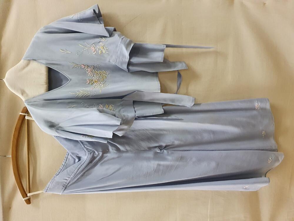 Pyjama bestaande uit broek, blouse en ceintuur, behorende tot nachtset