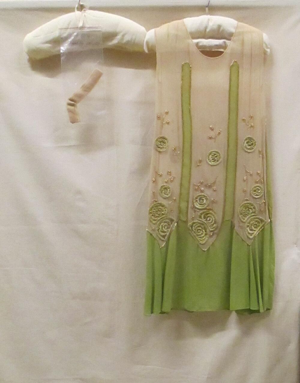 Avondjurk met ceintuur van lichtbeige en appelgroene crêpe georgette met borduursel van…