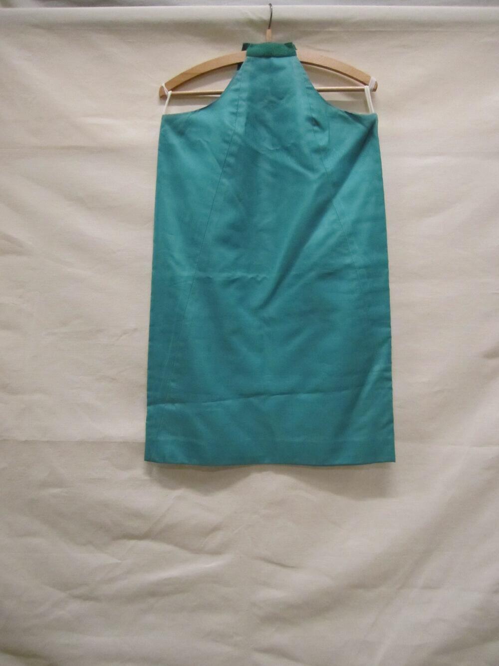 Avondjurk, van turquoise satijn overtrokken met idem organza, trapeziummodel, bijbehorende…