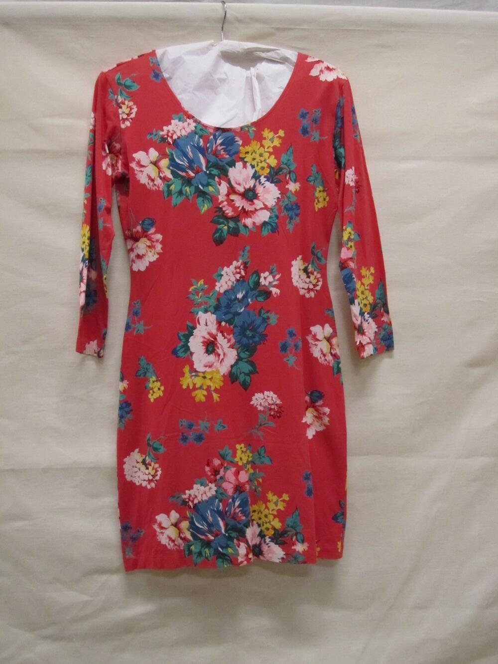 Jurk van rode tricot bedrukt met gekleurd bloemmotief