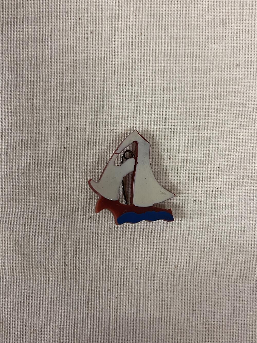 Broche in de vorm van zeilboot, blauw/wit/oranje plastic