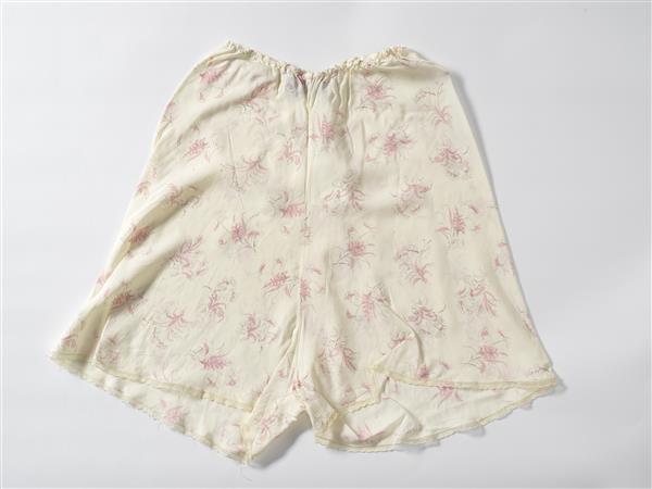 Onderbroek van witte kunstzijde met bloempatroon