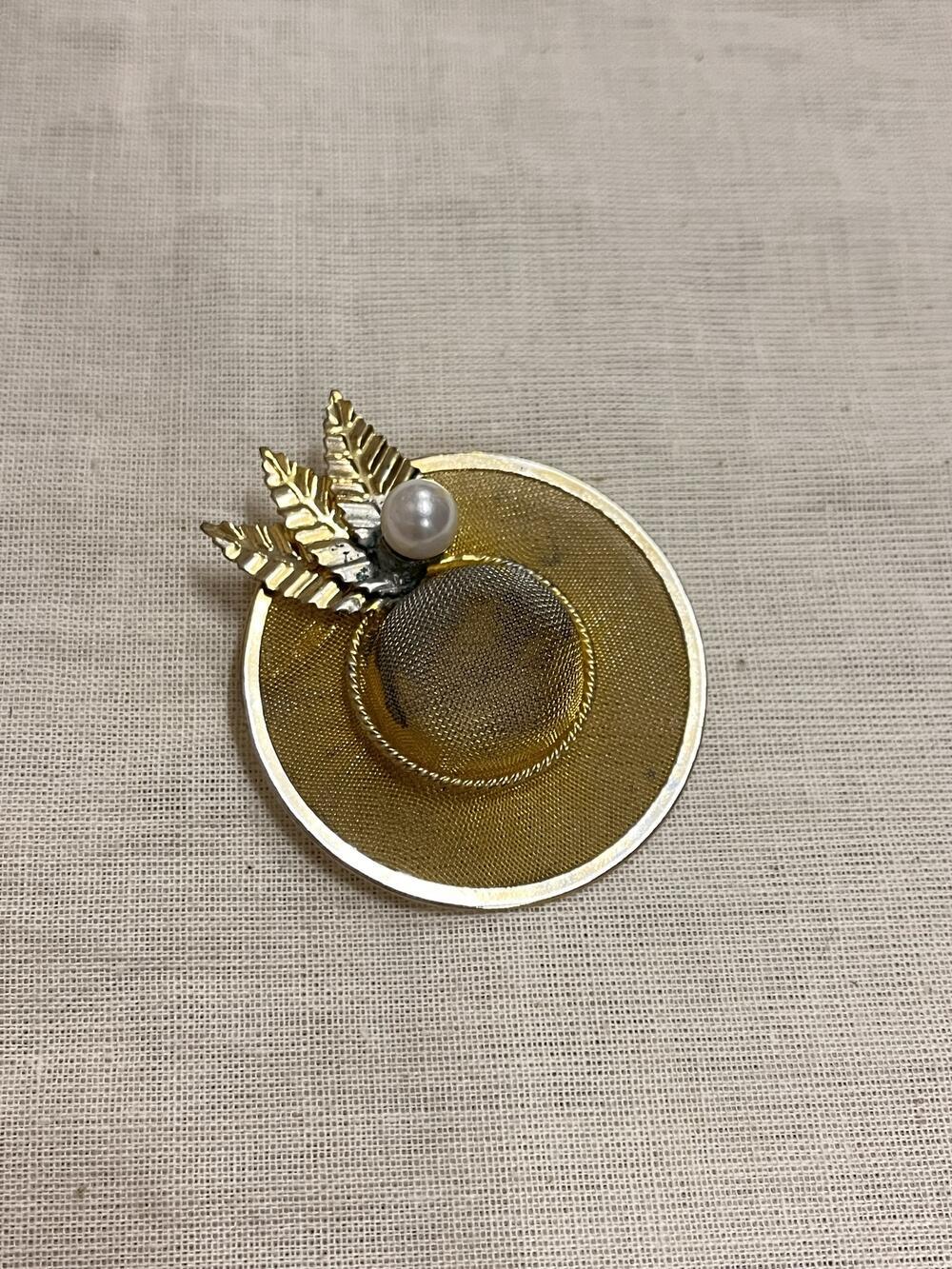 Broche in de vorm van hoed