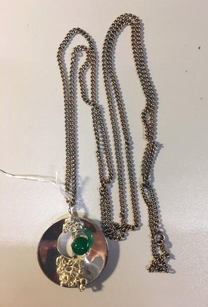 Halsketting met cirkelvormige hanger, zilverkleurig metaal met groen glasbolletje
