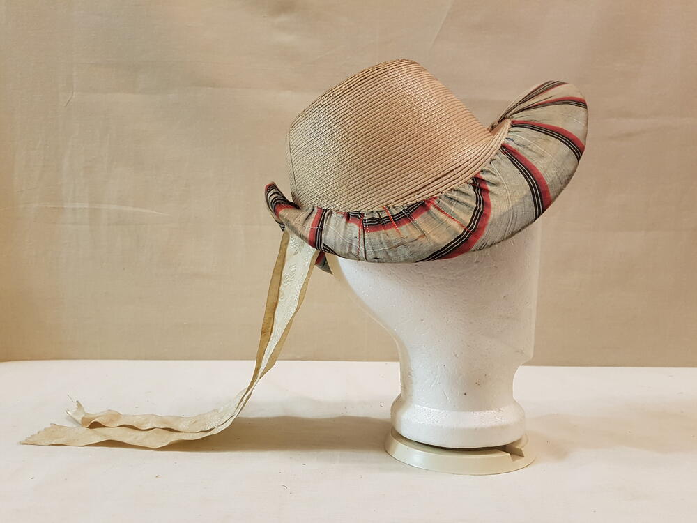 Hoed, hullehoed, gevoerd met blauw, zwart, rood en wit geruite zijde