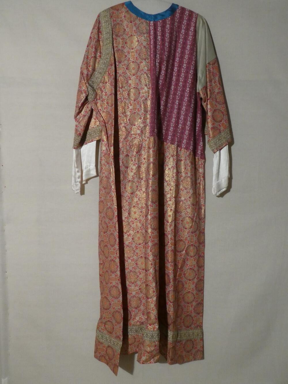 Kaftan van bedrukt katoen in oranje rood, beige en goud, oosterse patronen en arabische tekend in…