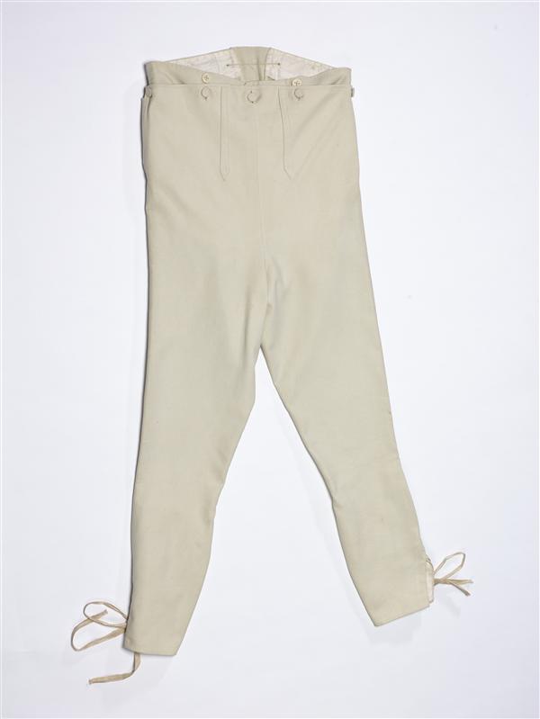 Kuitbroek (man) van wit laken. Klepbroek