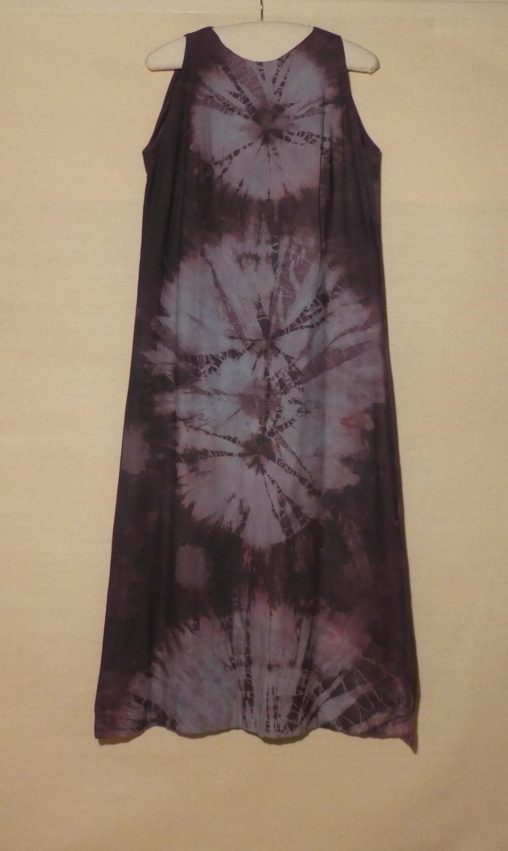 Jurk van paars/lila geverfde katoen met tie - dye effect. Lang mouwloos model in A-lijn, met ronde…