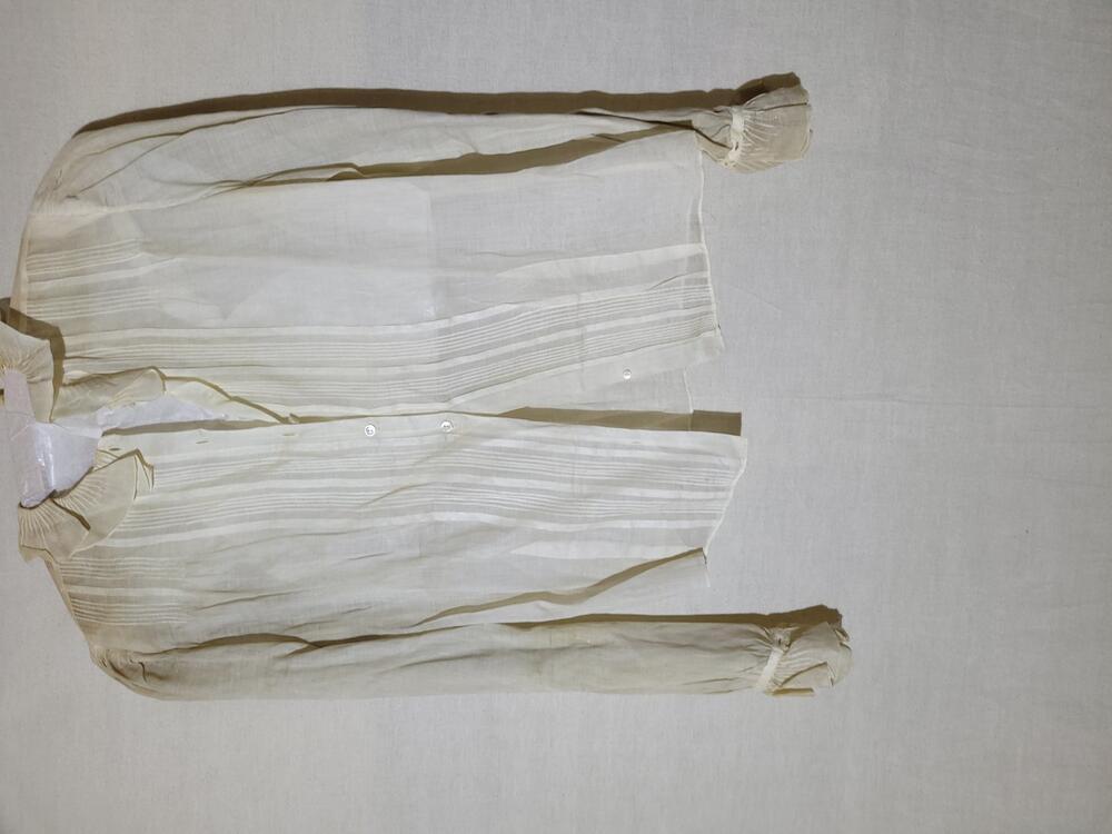 Blouse van doorschijnend wit katoen, doorgestikte plooitjes over voorpand