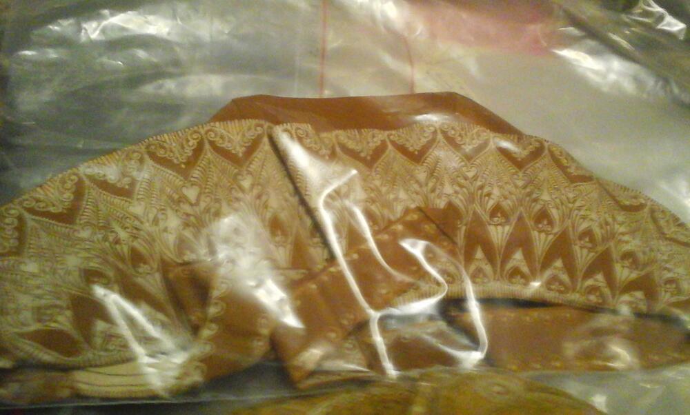 Muts (kind) van bruin zijden batik met vegetatieve ornamentranden