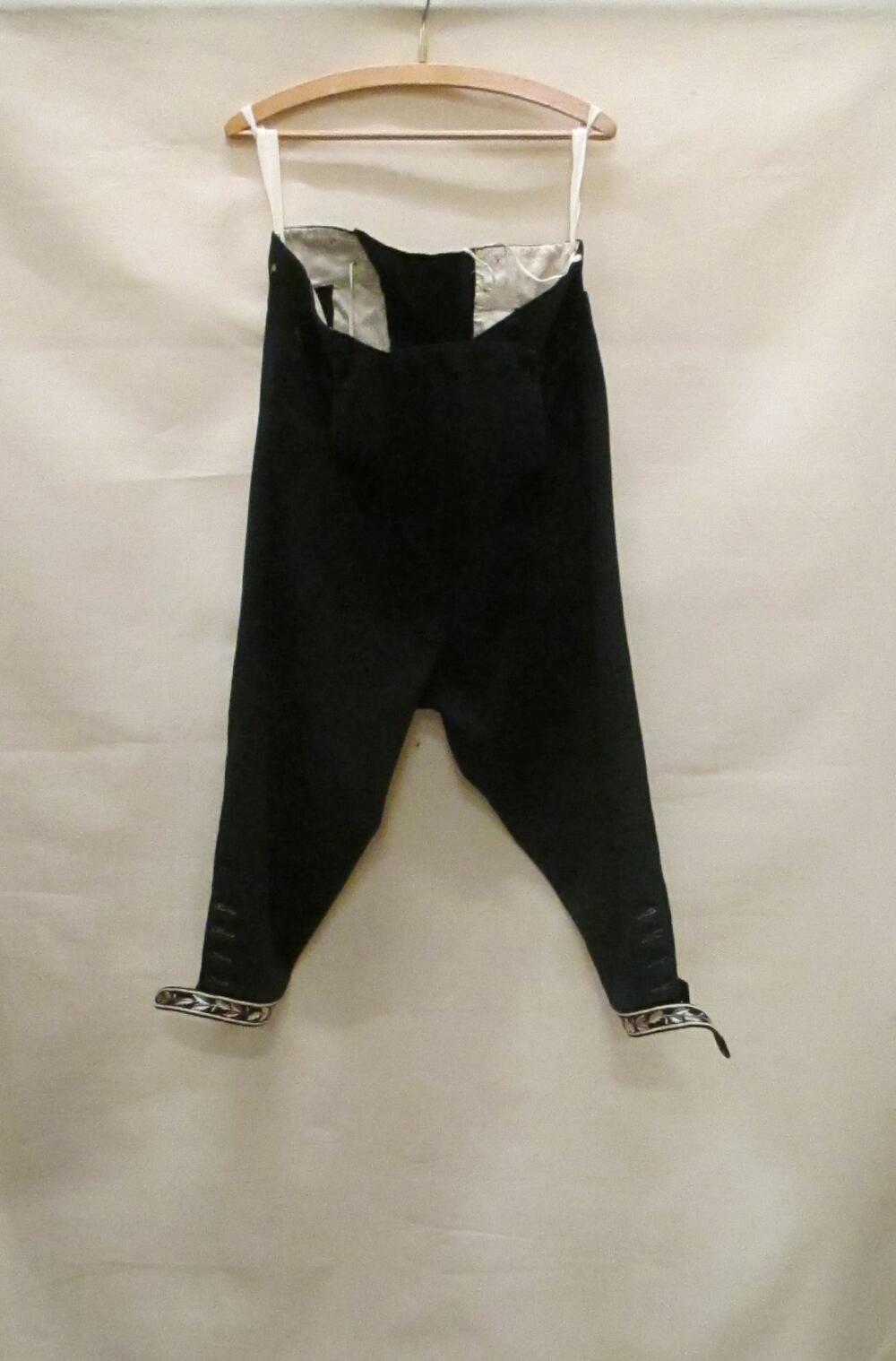 Kuitbroek (man) van zwart laken geborduurd met veelkleurige bladderranken, behorende tot pak (man)…