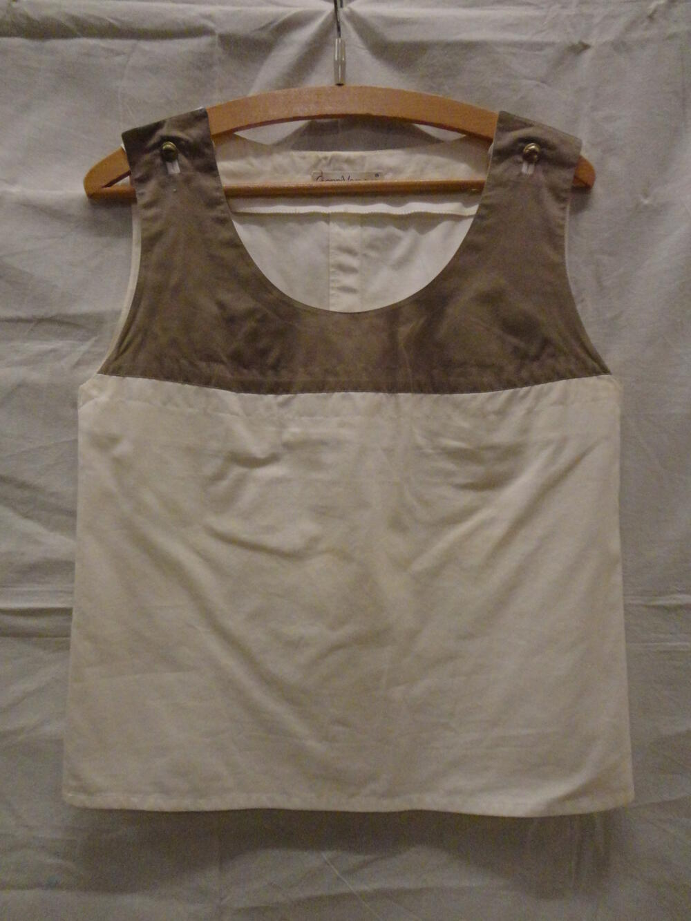 Top van beige/khaki keperkatoen met onderstuk van witte keperkatoen, onderdeel van ensemble