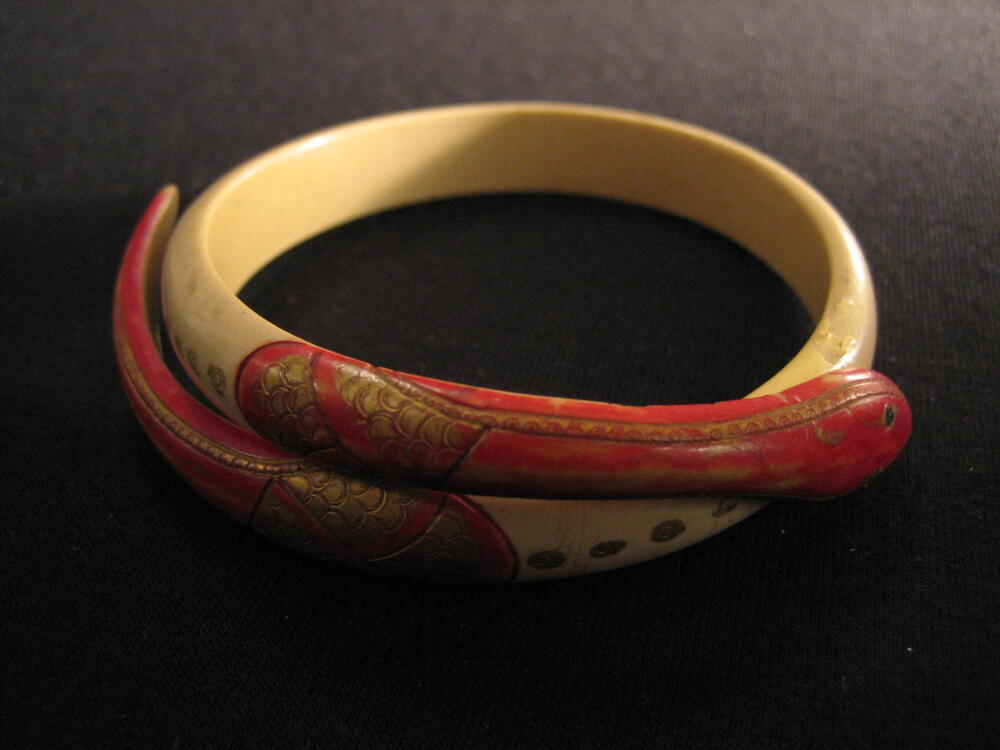 Ivoren armband mt zwarte beschilderingen met Aziatische motieven