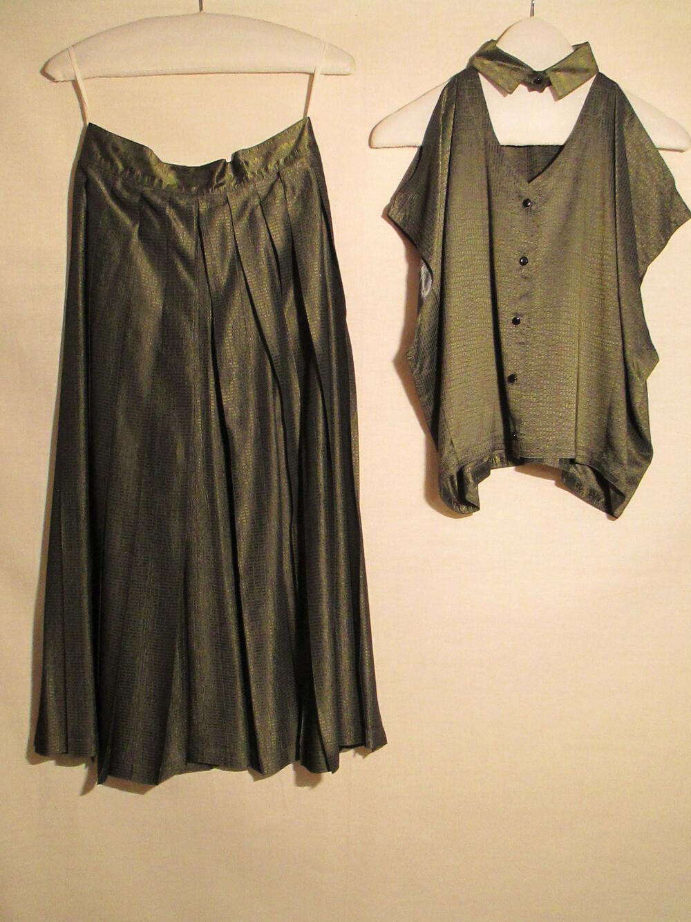 Cocktailensemble bestaande uit plooirok en blouse van groene kunstzijde met blokjesmotief