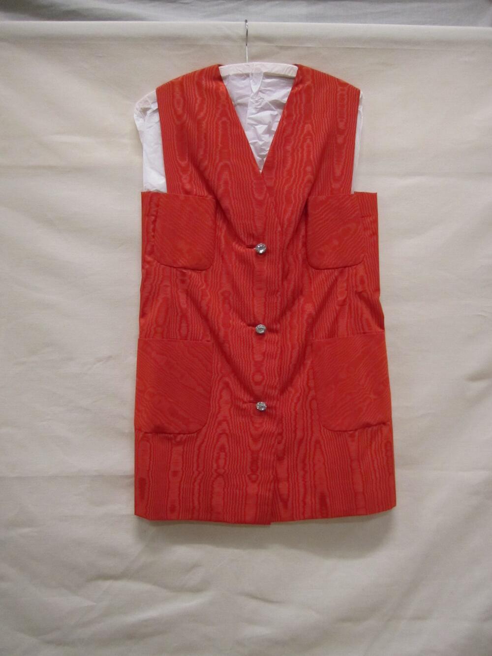 Vest van rode, moiré kunstzijde, mouwloos, lang model