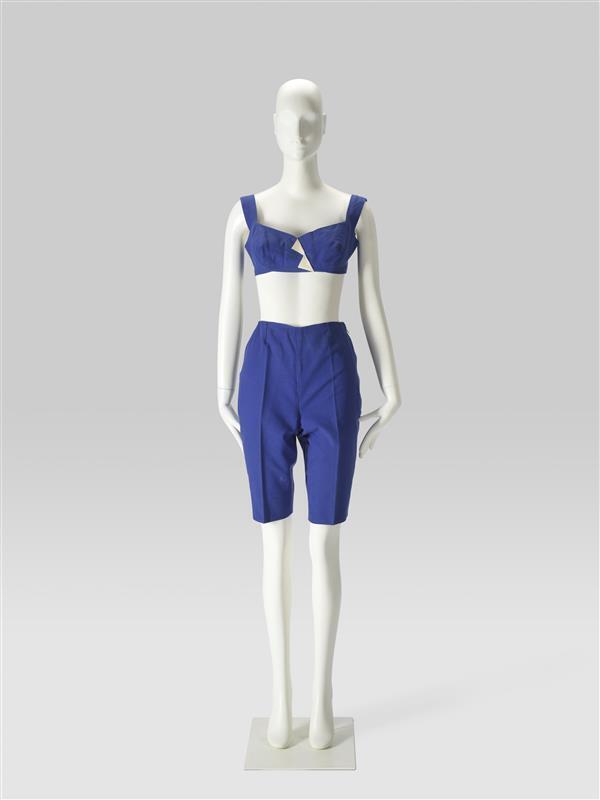 Sportbustier van blauw piqué, behorende tot ensemble, model 'Cavalaire'. 1 balein en 2 witte…