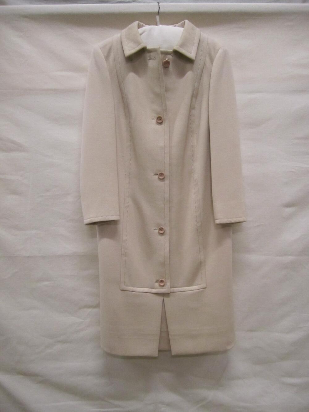 Robe manteau van beige wol, halflang model met lange mouwen en reverskraag