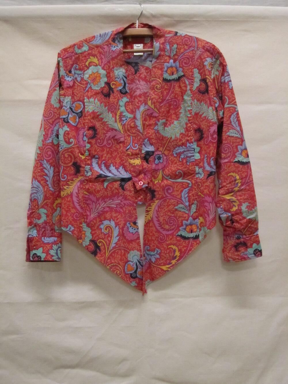 Jasje van rood katoen bedrukt met florale motieven, getailleerd, met slippen aan de voorpanden