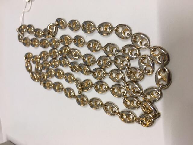 Halsketting van zware, goudkleurige metalen schakels