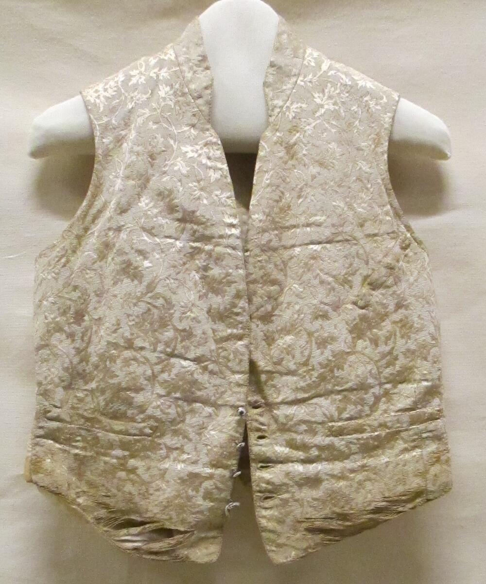 Vest (man) van zilverbrokaat met een all-over motief van takjes in geel en creme, achterpand en…