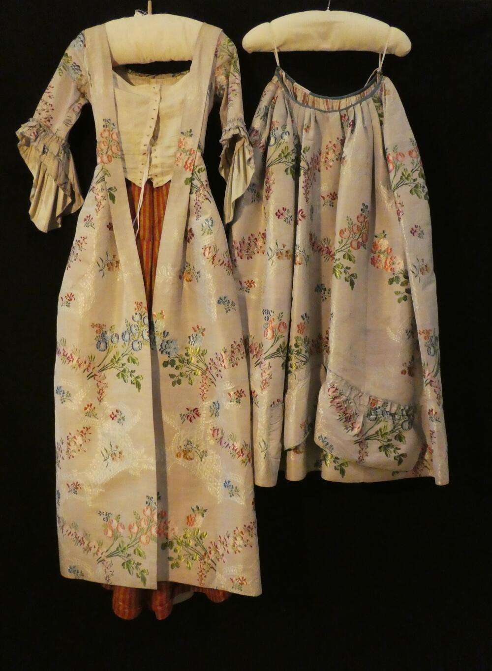 Robe à la française, bestaande uit overkleed en rok, van grijs zijden damast met veelkleurige…