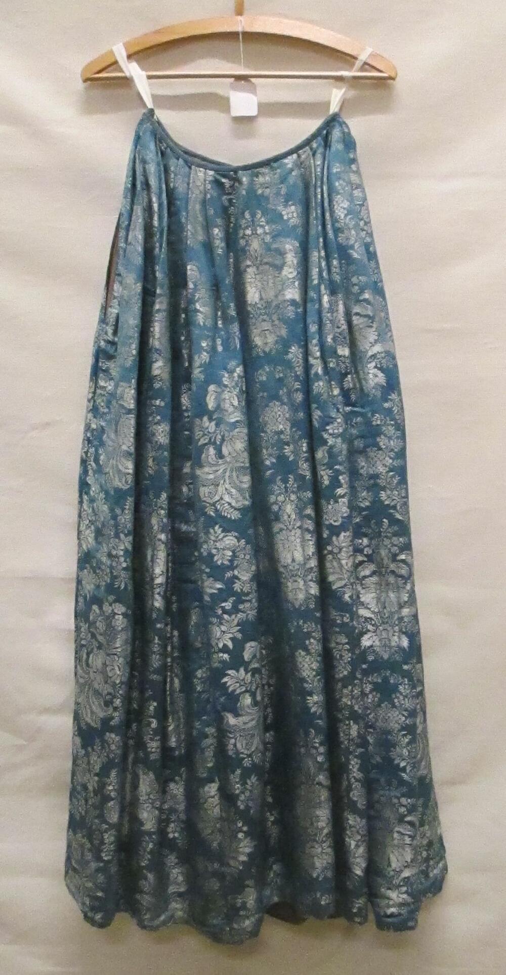 Rok van blauw zijden damast met witte gebrocheerde zijden boeketten in symmetrische rangschikking