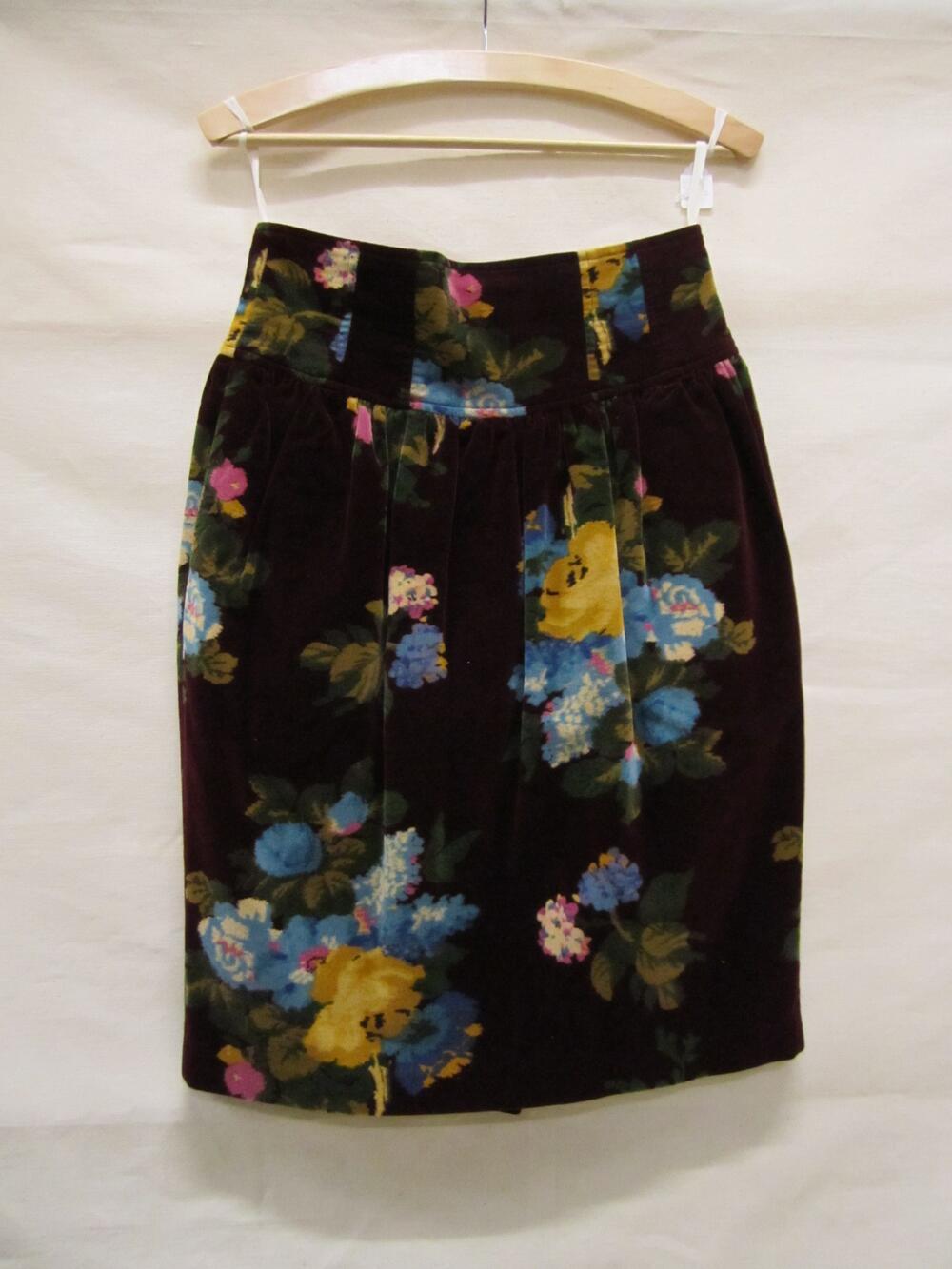 Rok van donkerrood fluweel bedrukt met gele, rose en blauwe bloemmotieven
