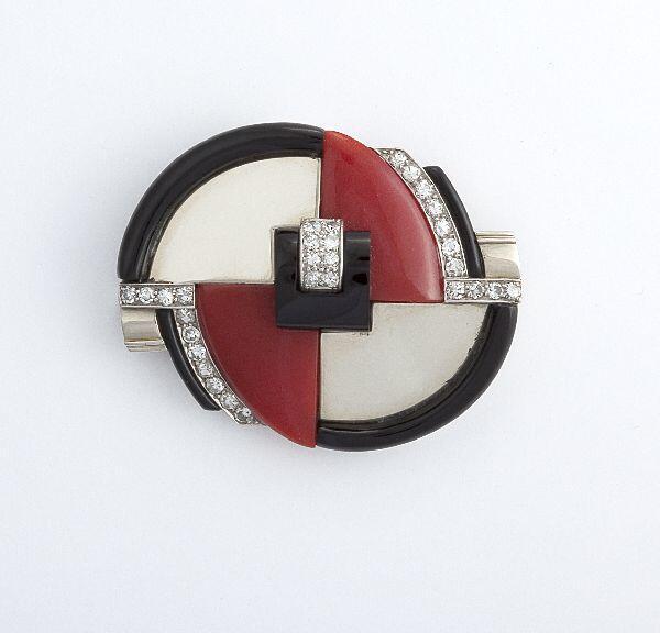 Broche met geometrische figuren van witgoud, bloedkoraal, onyx en diamant