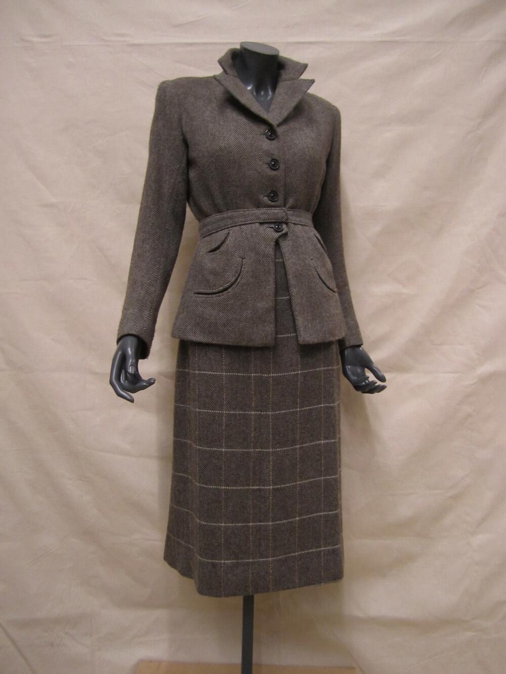 Mantelpak van bruin/groene tweed in keperbinding, bestaande uit jasje, rok en losse ceintuur