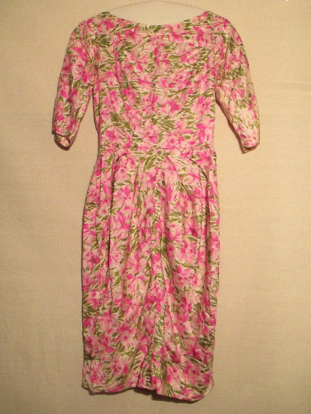 Cocktailjurk, witte zijde bedrukt met roze/groene florale motieven