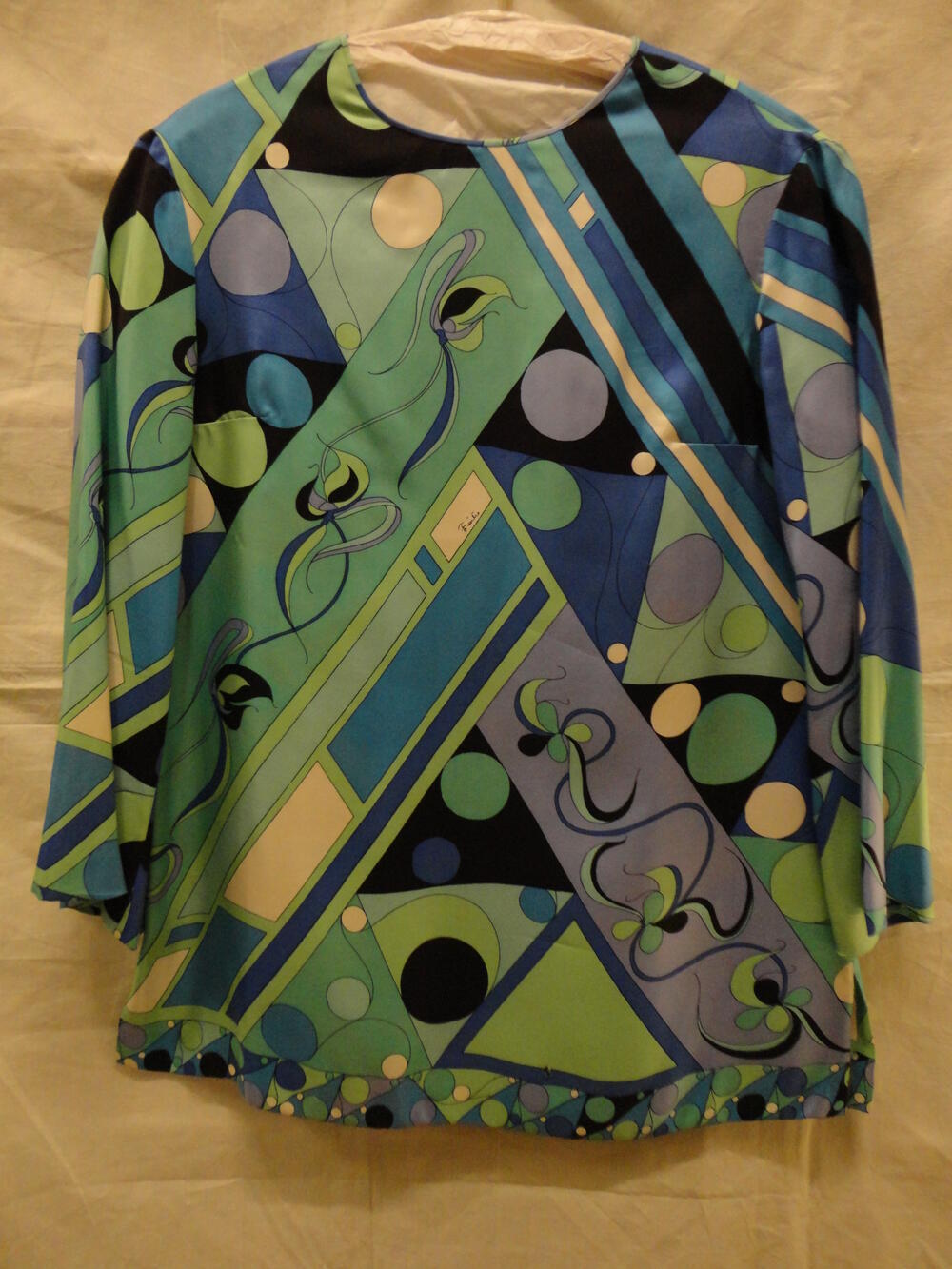 Blouse van zijde, een rechte tuniek met driekwart mouw en splitten in de zijnaad, licht en…