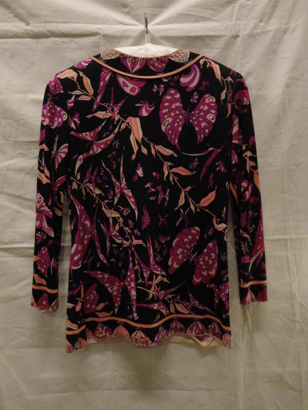 Blouse van zwart bedrukte zijden tricot met motief van gestileerde vlinders in fuchsia/lichtroze,…