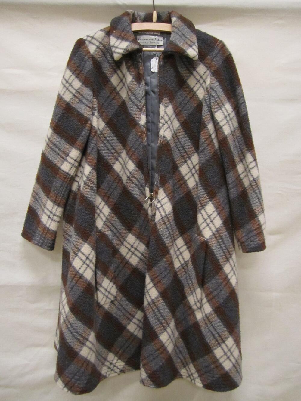 Robe-manteau van bruin/grijs/witte geruite wollen stof (ratiné), behorende bij pet