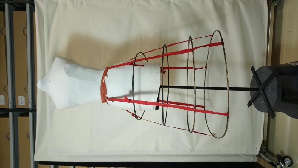 Crinoline, geraamte ervan; crinoline circa 1855; concentrische cirkels verbonden door verticale…