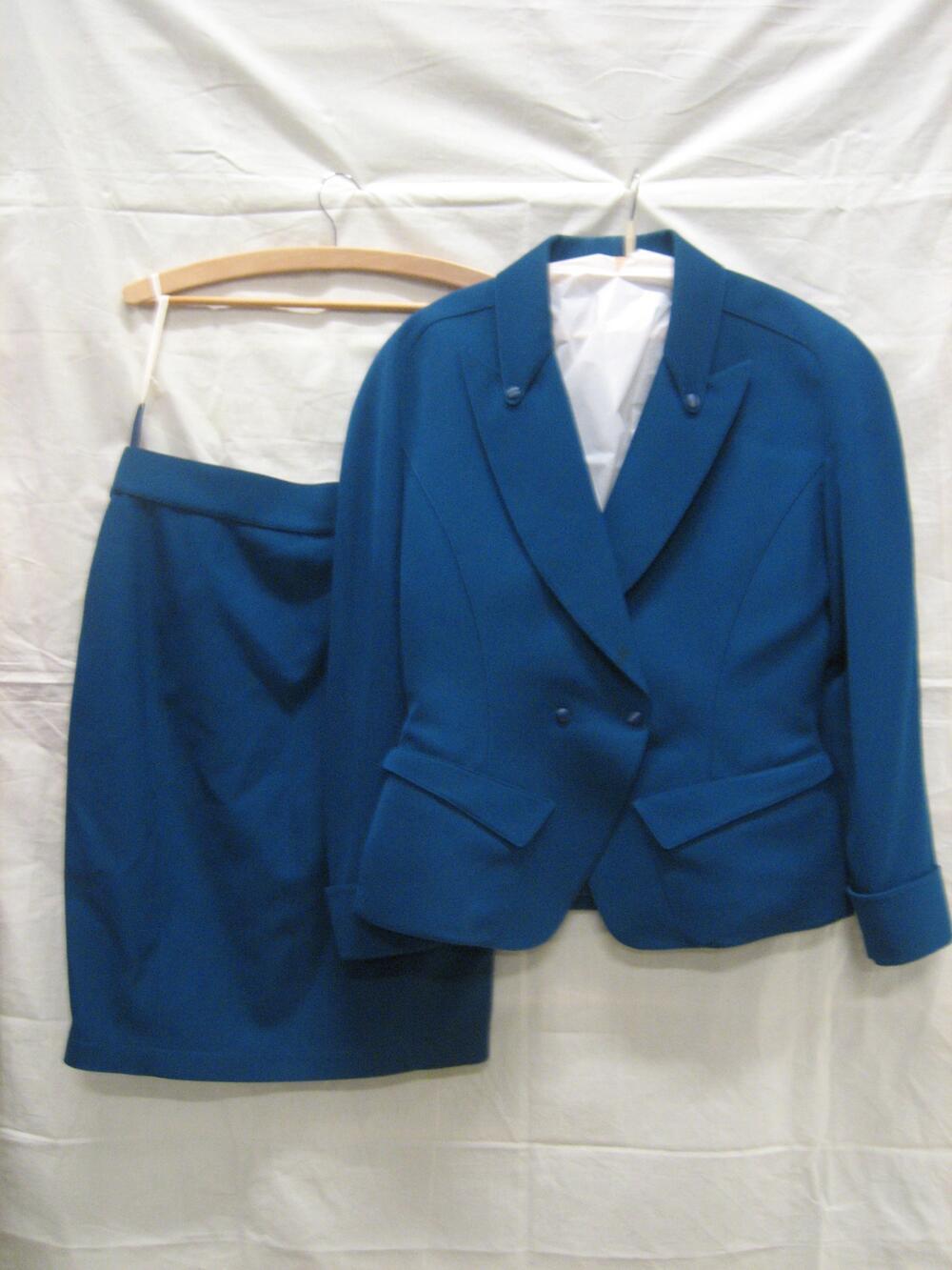 Mantelpak van blauw-groene wol, bestaande uit een jasje en rok