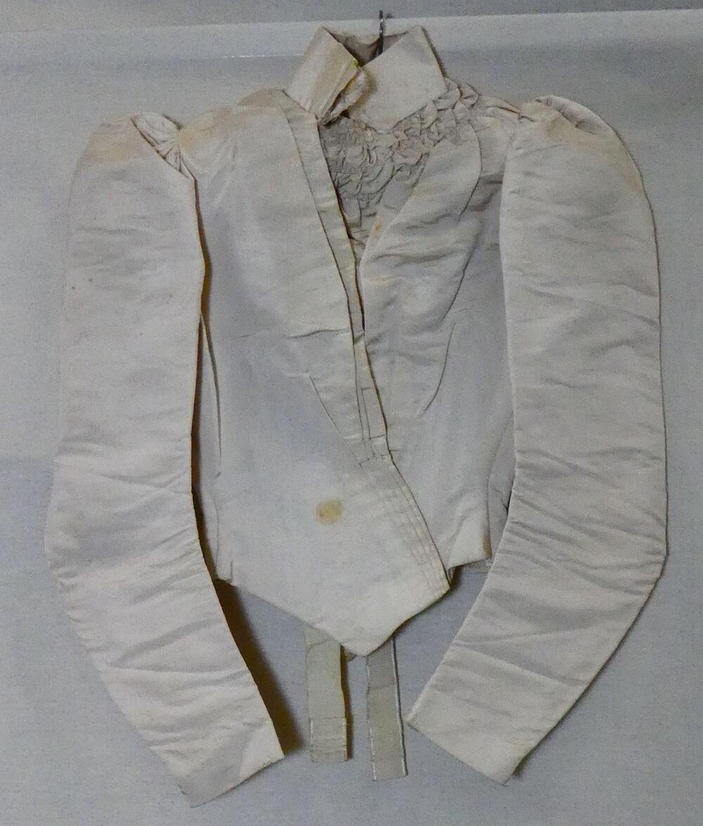 Lijfje van (trouw?)japon van crème ottomanzijde. Model met wijde pofmouwen