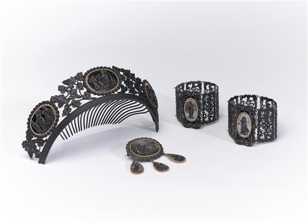 Sieraden set van Fer de Berlin bestaande uit: Diadeem, broche en twee armbanden