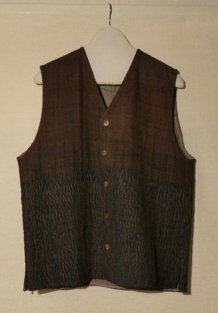 Vest (man) van bruine zijde, onderste helft bewerkt in stitch-resisttechniek