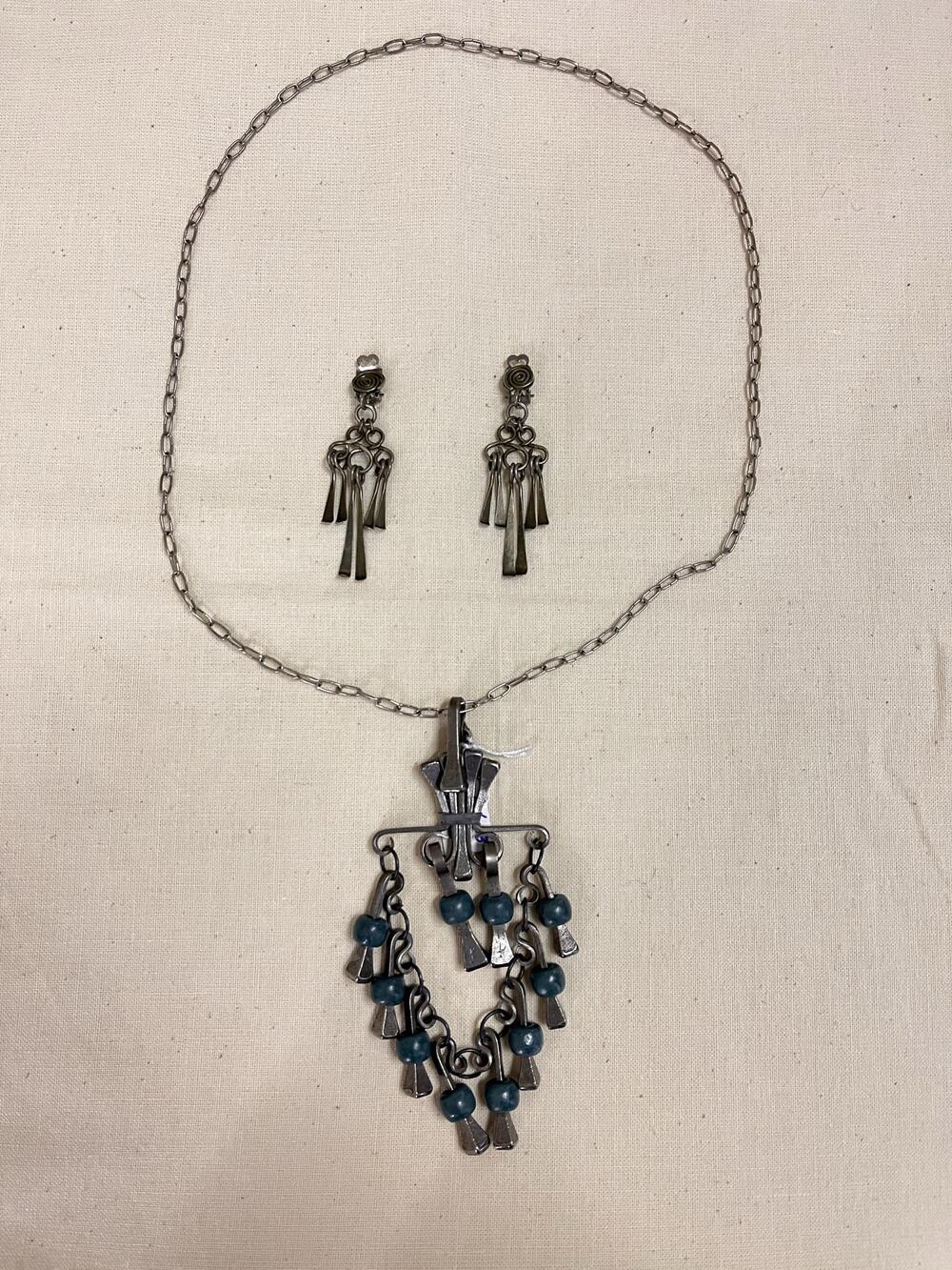 Ketting en oorbellen, metaal en houten kralen